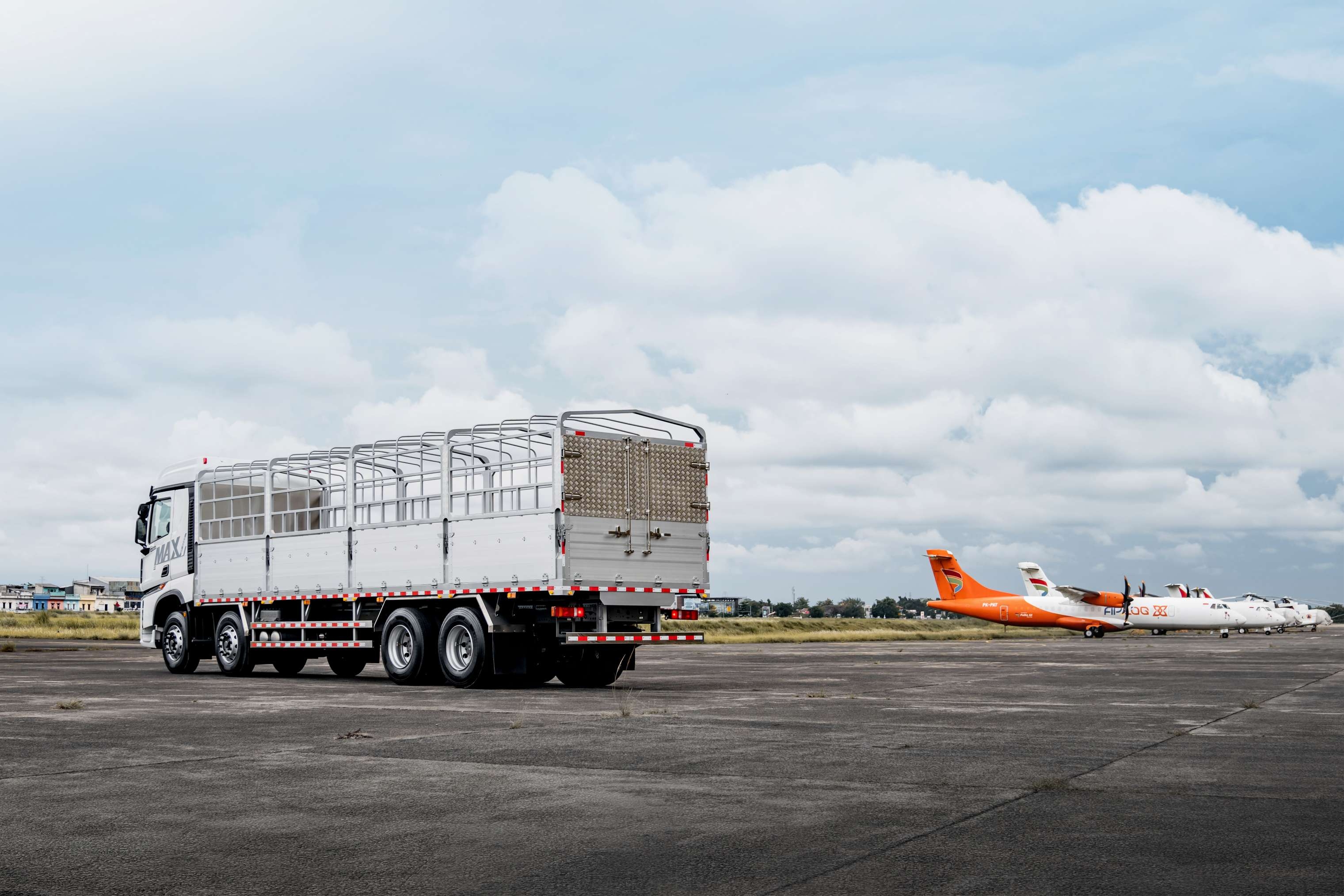 HOWO-MAX 8x4 cargo (2)